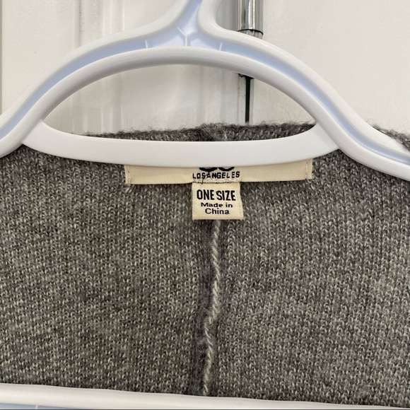 ✨Aritzia Large Cozy Grey Plaid Poncho​​​​​ - Picture 3 of 6